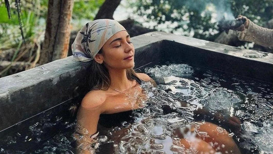 Mulher relaxando em banho de imersão com gelo para recuperação muscular pós-treino