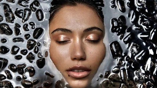 Mulher com maquiagem dourada e textura de bolhas ao redor, estilo cosmético de alta performance